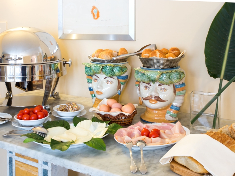 Breakfast Costantinopoli 104 hotel with encanto in el centro de napoles