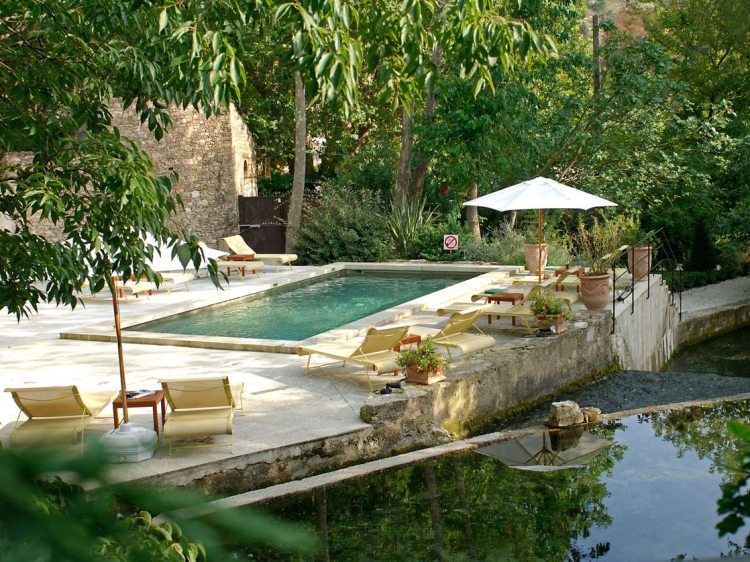 Swimming poll at Hotel DU POÈTE Fointane de Vaucluse hotel de charme in provence 