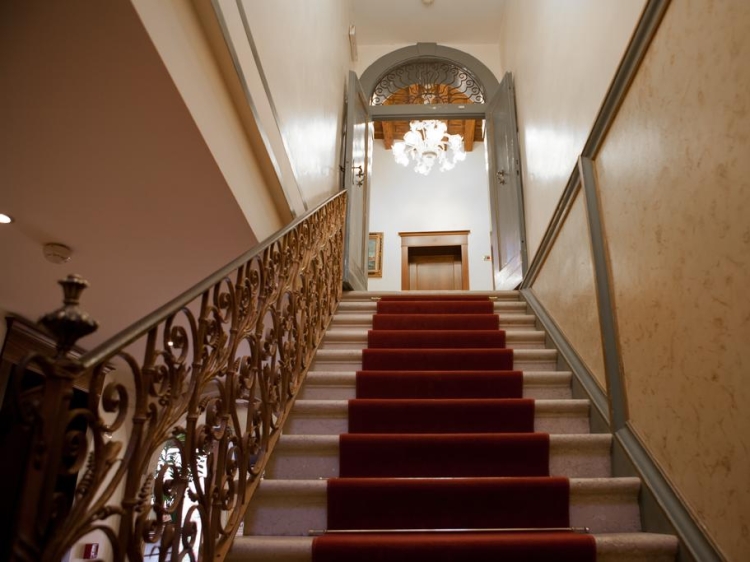 http://www.booking.com/hotel/it/alpontemocenigovenice.pt-pt.html?aid=357001;label=gog235jc-hotel-XX-it-alpontemocenigovenice-unspec-pt-com-L%3Apt-O%3Aabn-B%3Achrome-N%3AXX-S%3Abo-U%3AXX;sid=2faaf5f2280c762656ddb82e8794e134;dist=0&group_adults=2&sb_price_type=total&type=total&