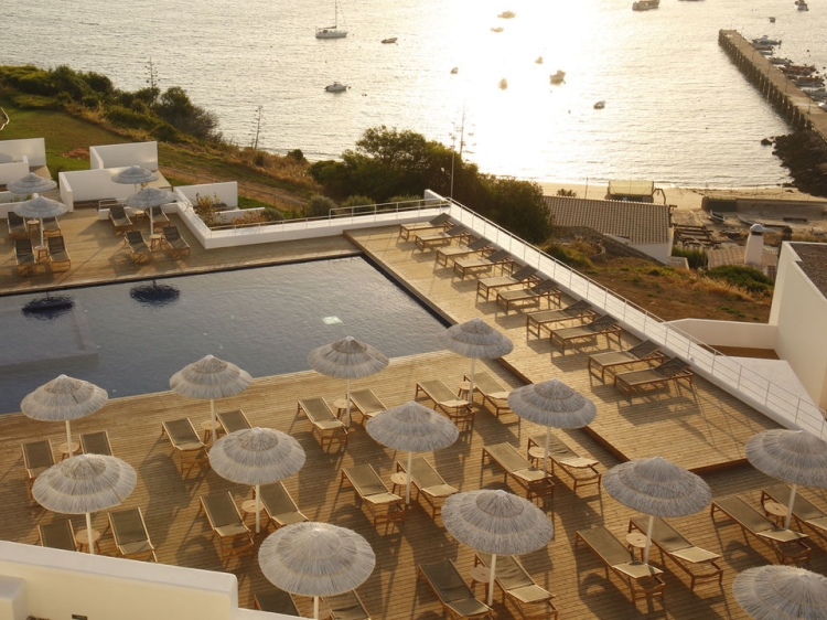 memmo baleiro hotel in Sagres best surf yoga