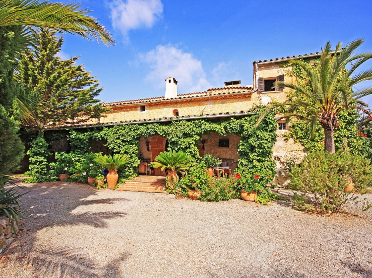 Front view Finca Son Jorbo best charming apartments to rent in Mallorca