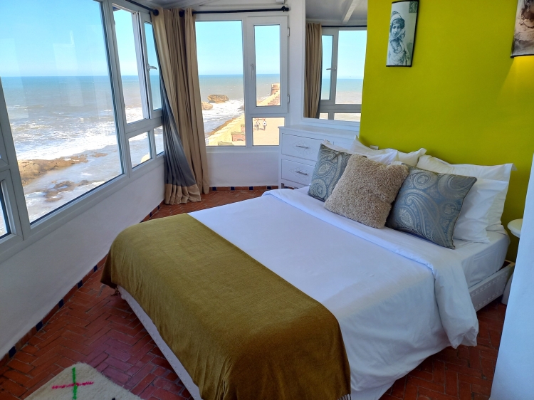 Quarto espaçoso do apartamento n.º 3 em frente a uma bela paisagem marítima.