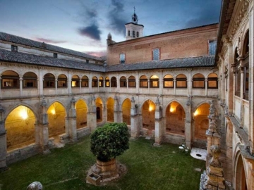 Real Monasterio de San Zoilo - Hotel Castelo in Carrión de los Condes, Castilla-y-León
